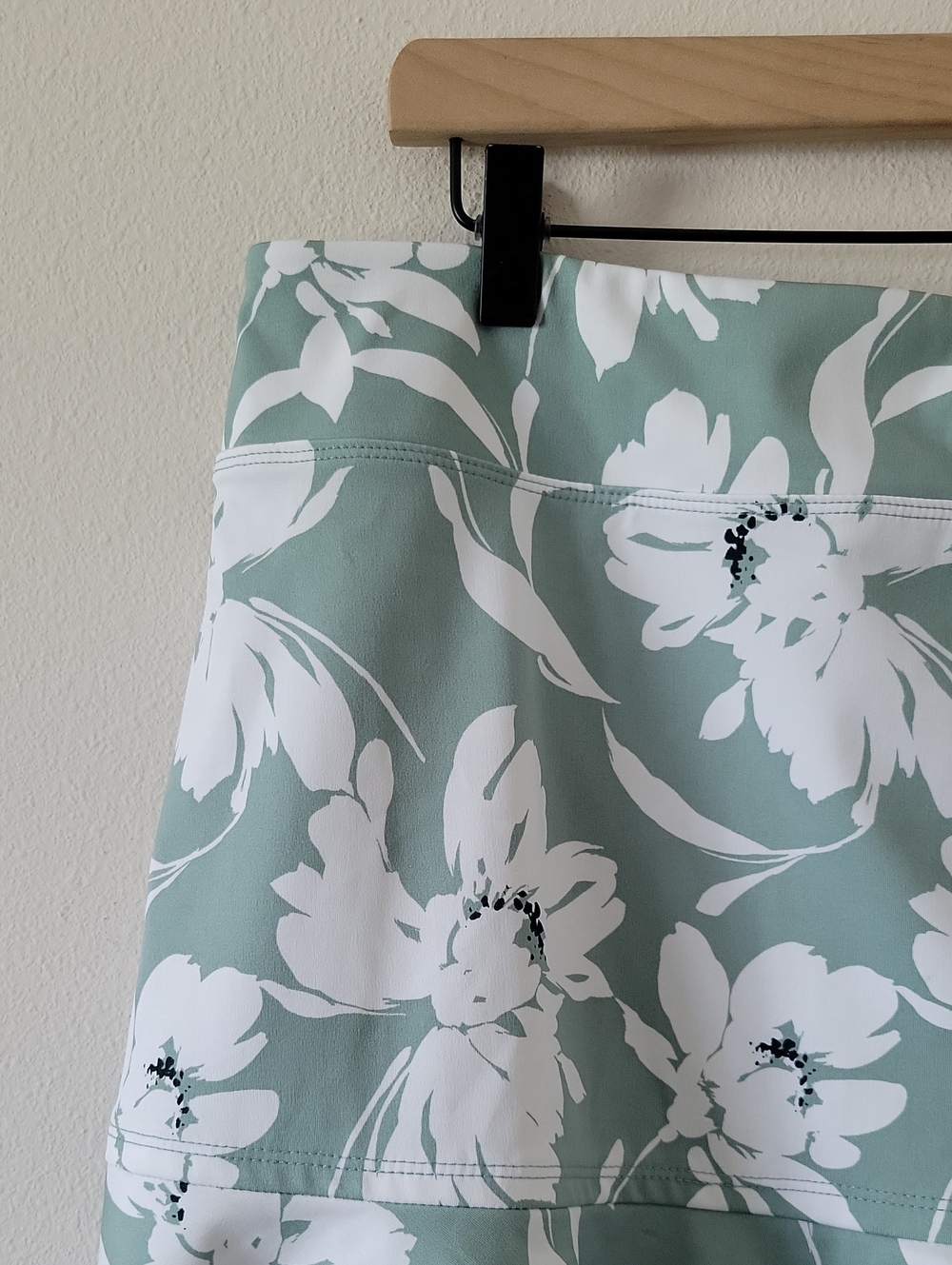 Tommy Bahama Everyday Active Sage Green White Floral Golf Skort Size XL - Picture 2 of 6